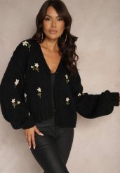 Czarny Kardigan w Kwiatowe Aplikacje z Zapięciem na Elegancką Agrafkę Patista. Czarne kardigany damskie Renee, z aplikacjami, z bawełny, biznesowe, bez kołnierzyka, bez ramiączek, bez kaptura. Za 169.99 zł.