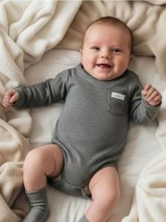 Melanżowe body z kieszonką - szary. Szare body niemowlęce Sinsay, bez wzorów, bez ramiączek. Za 11.99 zł.
