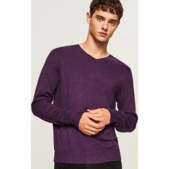 Sweter z dekoltem w serek - Fioletowy. Fioletowe swetry przez głowę męskie marki Reserved, z dekoltem w serek. Za 79.99 zł.