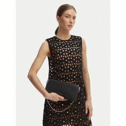 Torebka MICHAEL Michael Kors. Czarne kopertówki damskie MICHAEL Michael Kors, bez wzorów, bez dodatków. Za 819.99 zł.