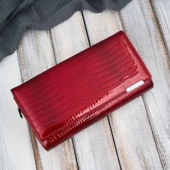 Portfel damski skórzany duży czerwony lakierowany croco SP-19-CRD. Czerwone portfele damskie Jennifer Jones, bez wzorów, z jeansu. Za 99.99 zł.