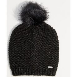 Czapka z pomponem - Wielobarwn. Czapki i kapelusze damskie marki Mohito. W wyprzedaży za 24.99 zł.