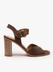 Ciemnobrązowe sandały ze skóry welurowej. Brązowe sandały damskie Ryłko, bez wzorów, ze skóry, bez obcasa, na obcasie, bez zapięcia. Za 379.99 zł.