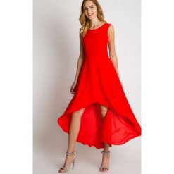 Czerwona sukienka maxi z asymetrycznym dołem BIALCON. Czerwone sukienki damskie BIALCON, na jesień, wizytowe, z asymetrycznym kołnierzem. Za 355.00 zł.