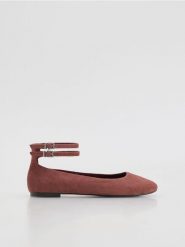 Baleriny z ozdobnym zapięciem - brudny róż. Czerwone baleriny damskie Reserved, bez wzorów, klasyczne, bez obcasa. Za 129.99 zł.