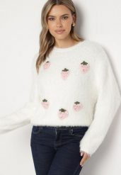 Biały Puchaty Sweter z Wełną i Aplikacjami Truskawek 3D Leraisa. Białe swetry damskie Born2be, na jesień, z aplikacjami, z jeansu, eleganckie, bez kołnierzyka, bez ramiączek, bez kaptura. Za 99.99 zł.