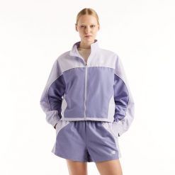 Kurtka damska New Balance WJ6279FYDSV – fioletowa. Fioletowe kurtki sportowe damskie New Balance, l, bez wzorów, z materiału, bez kaptura. Za 419.99 zł.