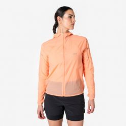 Kurtka do biegania wiatrówka damska Kiprun. Brązowe kurtki damskie KIPRUN, na zimę, l, bez wzorów, z materiału, z kapturem. Za 169.99 zł.