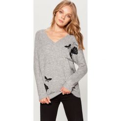 Sweter z dekoltem w szpic - Szary. Szare swetry damskie Mohito. Za 129.99 zł.