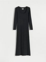 Dzianinowa sukienka - ciemnoszary. Szare sukienki damskie Reserved, na co dzień, l, bez wzorów, z dzianiny, bez kołnierzyka, bez ramiączek, proste. W wyprzedaży za 49.99 zł.