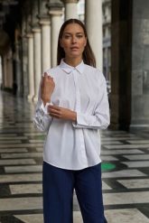 Koszula ozdobiona koralikami biała. Białe koszule damskie MOODO, l, bez wzorów, z bawełny, bez kołnierzyka, bez ramiączek. Za 129.99 zł.