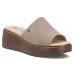 Skórzane klapki damskie taupe Filippo DK7798. Klapki damskie Filippo, bez wzorów, ze skóry, bez obcasa, na koturnie. Za 169.99 zł.