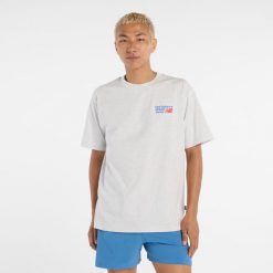 Koszulka męska New Balance MT41908AHH – szara. Szare koszulki sportowe męskie New Balance, l, z aplikacjami, z bawełny, bez kołnierzyka, bez ramiączek. Za 169.99 zł.