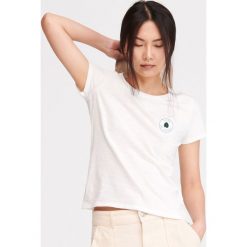 T-shirt z minimalistycznym haftem - Kremowy. T-shirty damskie Reserved. W wyprzedaży za 19.99 zł.