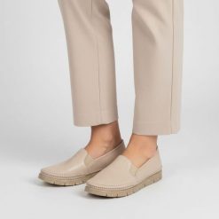 Półbuty damskie Maciejka, cholewka ze skóry naturalnej gładkiej wsuwany fason elastyczne wstawki po bokach widoczne przeszycia wokół noska gruba jedn. Brązowe półbuty damskie Maciejka, bez wzorów, z jeansu, eleganckie, bez obcasa, na płaskiej podeszwie, bez zapięcia. Za 299.00 zł.