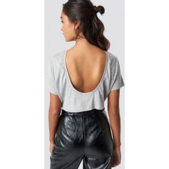 NA-KD Basic Krótki T-shirt z odkrytymi plecami - Grey. T-shirty damskie marki NA-KD Basic. W wyprzedaży za 20.47 zł.