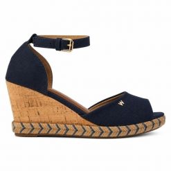 Sandały damskie Wrangler LORETTA WOMEN WEDGE. Brązowe sandały damskie Wrangler, bez wzorów, z materiału, bez obcasa, na koturnie, bez zapięcia. Za 229.00 zł.