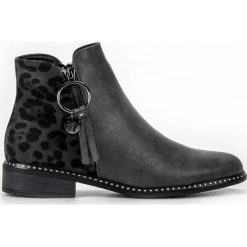 Filippo szare Stylowe Botki Na Suwak. Szare botki damskie Filippo, ze skóry ekologicznej, eleganckie, bez obcasa, bez zapięcia. W wyprzedaży za 169.00 zł.