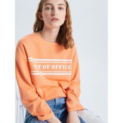 Bluza z napisem - Pomarańczowy. Bluzy damskie Cropp. W wyprzedaży za 29.99 zł.