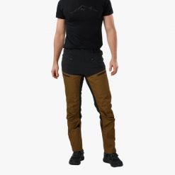 Spodnie outdoor hiking męskie Swedemount Nordkap Stretch Pants II wiatroszczelne. Brązowe spodnie sportowe męskie SWEDEMOUNT, na lato, m, bez wzorów, z tkaniny, outdoorowe. Za 399.99 zł.