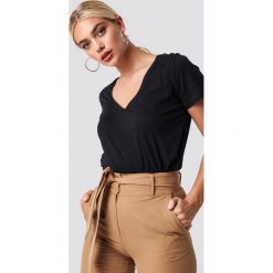 NA-KD Basic T-shirt z dekoltem V - Black. T-shirty damskie marki NA-KD Basic. Za 52.95 zł.