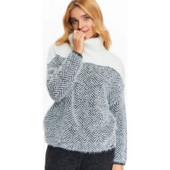 GOLF DAMSKI W KONTRASTOWY WZÓR. Szare swetry damskie TOP SECRET, na jesień, bez wzorów, z dzianiny, eleganckie, bez kołnierzyka, bez ramiączek, bez kaptura. W wyprzedaży za 99.99 zł.