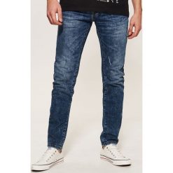 Jeansy slim fit - Niebieski. Niebieskie jeansy męskie House. W wyprzedaży za 79.99 zł.