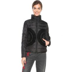 Desigual Damska kurtka puchowa Pune Negro 18WWEWB8 2000 (rozmiar 40). Kurtki damskie Desigual, bez wzorów, z puchu, bez kaptura. W wyprzedaży za 278.00 zł.
