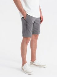 Dopasowane męskie krótkie dresowe spodenki z nadrukami szare V3 OM-SRSK-0138 S. Szare krótkie spodenki sportowe męskie Ombre, m, bez wzorów, z dresówki. Za 242.05 zł.