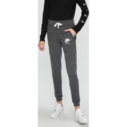 Nike Sportswear - Spodnie/legginsy 883731. Szare legginsy damskie Nike Sportswear, z bawełny. W wyprzedaży za 139.90 zł.