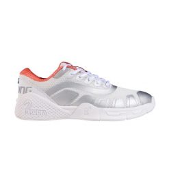 Buty halowe dla kobiet Salming RecoilKobra. Białe obuwie sportowe damskie SALMING, bez wzorów. W wyprzedaży za 677.55 zł.