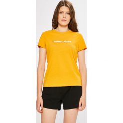 Tommy Jeans - Top. Szare topy damskie Tommy Jeans, z nadrukiem, z bawełny, z okrągłym kołnierzem, z krótkim rękawem. W wyprzedaży za 99.90 zł.
