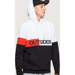 Bluza z napisem OUTSIDER - Biały. Białe bluzy męskie Cropp, z napisami. Za 129.99 zł.