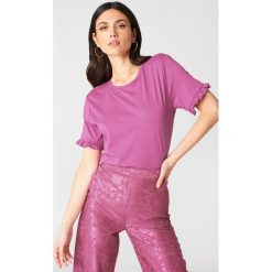 NA-KD T-shirt z falbanką - Pink. Różowe t-shirty damskie NA-KD, z bawełny, z falbankami. W wyprzedaży za 30.48 zł.