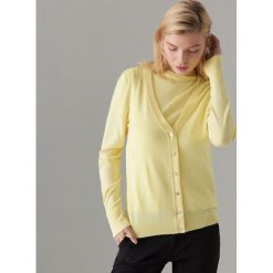 Dopasowany sweter z zapięciem na guziki - Żółty. Swetry damskie marki Mohito. Za 59.99 zł.
