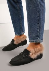 Czarne Mokasyny na Płaskiej Podeszwie Ozdobione Klamrą i Futerkiem Sanindra. Czarne mokasyny damskie Renee, z futra, eleganckie. Za 29.99 zł.