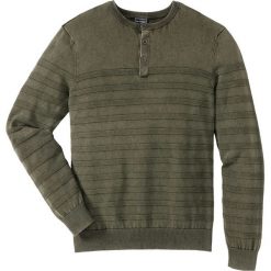 Sweter Regular Fit bonprix ciemnooliwkowy. Zielone swetry przez głowę męskie bonprix, w paski. Za 59.99 zł.
