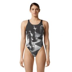 Strój Kąpielowy Akron Chess – Rozmiar 30. Czarne kostiumy jednoczęściowe damskie AKRON, bez wzorów, eleganckie, do pływania. Za 722.77 zł.