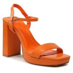 Sandały DeeZee. Brązowe klapki damskie DeeZee, bez wzorów, bez obcasa, na słupku, bez zapięcia. Za 79.99 zł.