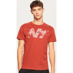 T-shirt z nadrukiem - Czerwony. Czerwone t-shirty męskie Reserved, z nadrukiem. Za 39.99 zł.