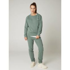 Damskie spodnie dresowe Protest Prtlazula Comfy. Zielone spodnie sportowe damskie Protest, bez wzorów, z dresówki. Za 292.00 zł.