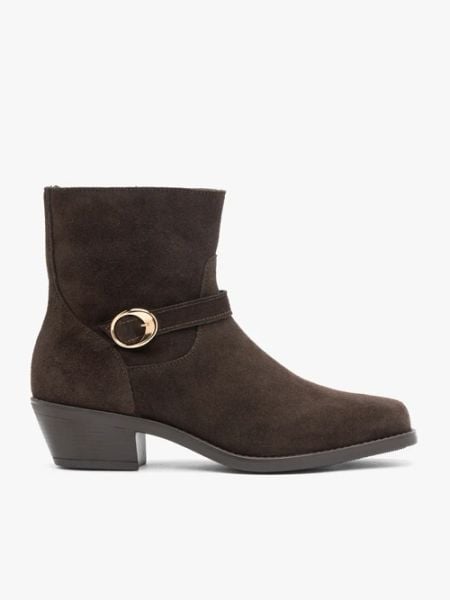 Brązowe welurowe botki z klamrą. Brązowe botki damskie Brawo sp. z o.o., ze skóry, eleganckie, za kostkę, bez obcasa, na obcasie, bez zapięcia. Za 479.99 zł.