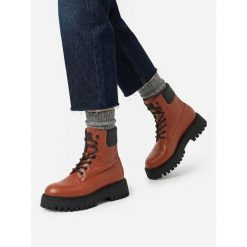 Trzewiki G-Star. Brązowe botki damskie G-Star, retro, bez obcasa, na płaskiej podeszwie, bez zapięcia. Za 383.99 zł.