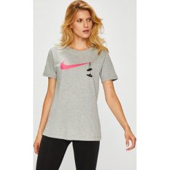Nike Sportswear - Top. Szare topy damskie Nike Sportswear, z nadrukiem, z bawełny, z okrągłym kołnierzem, z krótkim rękawem. Za 99.90 zł.