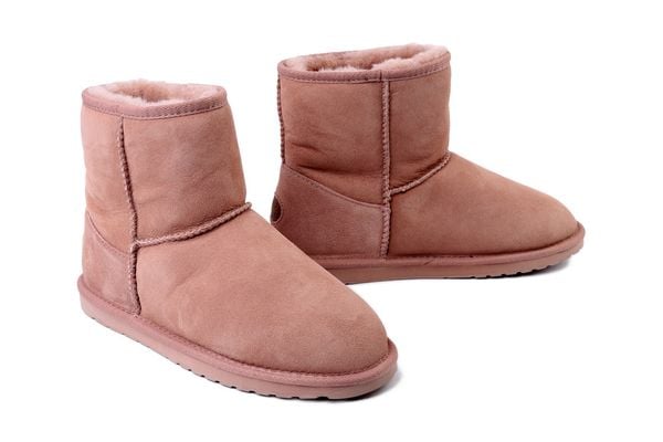 EMU AUSTRALIA W10003 Stinger Mini cameo rose, botki damskie. Czerwone botki damskie Emu Australia, ze skóry, bez obcasa, bez zapięcia. Za 449.94 zł.