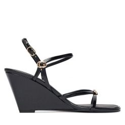Sandały Guess. Czarne sandały damskie Guess, z aplikacjami, bez obcasa, na koturnie, bez zapięcia. Za 494.99 zł.