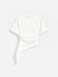 T-shirt z asymetrycznym dołem - biały. Białe t-shirty damskie Reserved, l, bez wzorów, z bawełny, z asymetrycznym kołnierzem. Za 79.99 zł.