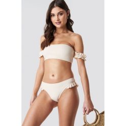 Camille Botten x NA-KD Frilled Bikini Bottom - White. Bikini damskie marki Camille Botten x NA-KD. Za 60.95 zł.