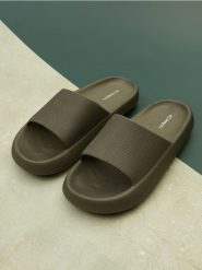 Klapki - khaki. Brązowe klapki męskie Sinsay. Za 39.99 zł.