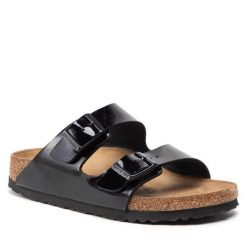 Klapki Birkenstock. Czarne klapki damskie Birkenstock, bez wzorów, bez obcasa. Za 429.99 zł.